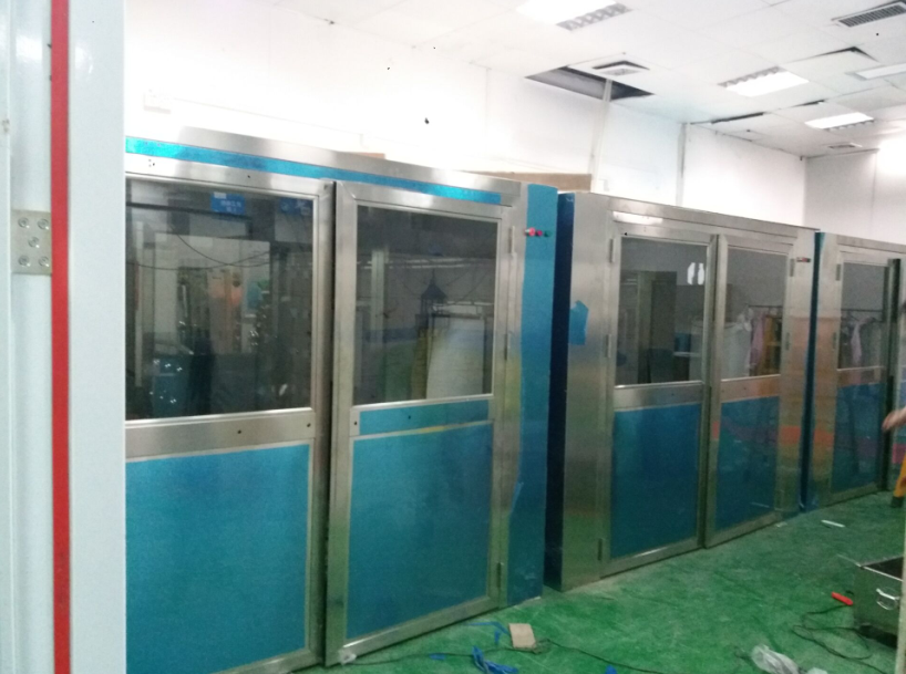 风淋室是人员进入洁净室无尘车间所必备的净化设备,通用性强,可与所有的洁净室和洁净厂房配套使用。 风淋室是人员进入洁净室无尘车间所必备的净化设备,通用性强,可与所有的洁净室和洁净厂房配套使用。