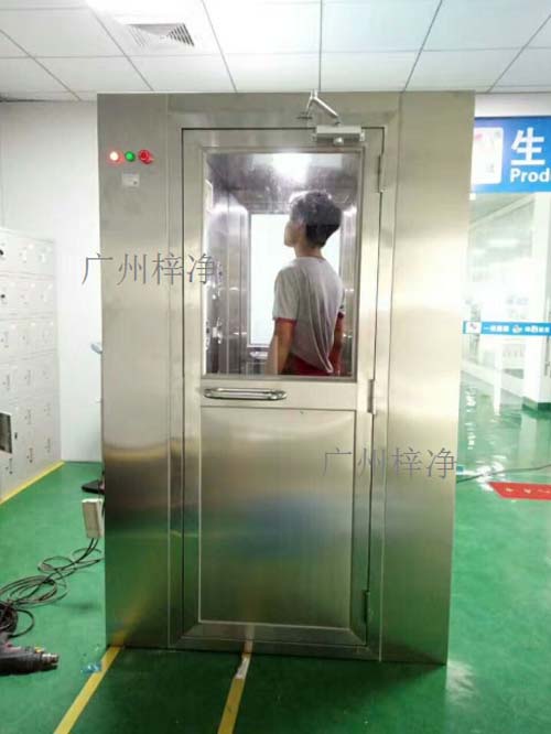 进入风淋室吹淋 进入风淋室吹淋