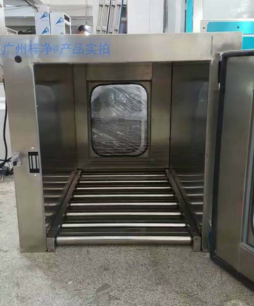 滚筒输送线传递窗是在传递窗底部安装不锈钢滚筒,方便物料传递。 滚筒输送线传递窗是在传递窗底部安装不锈钢滚筒,方便物料传递。